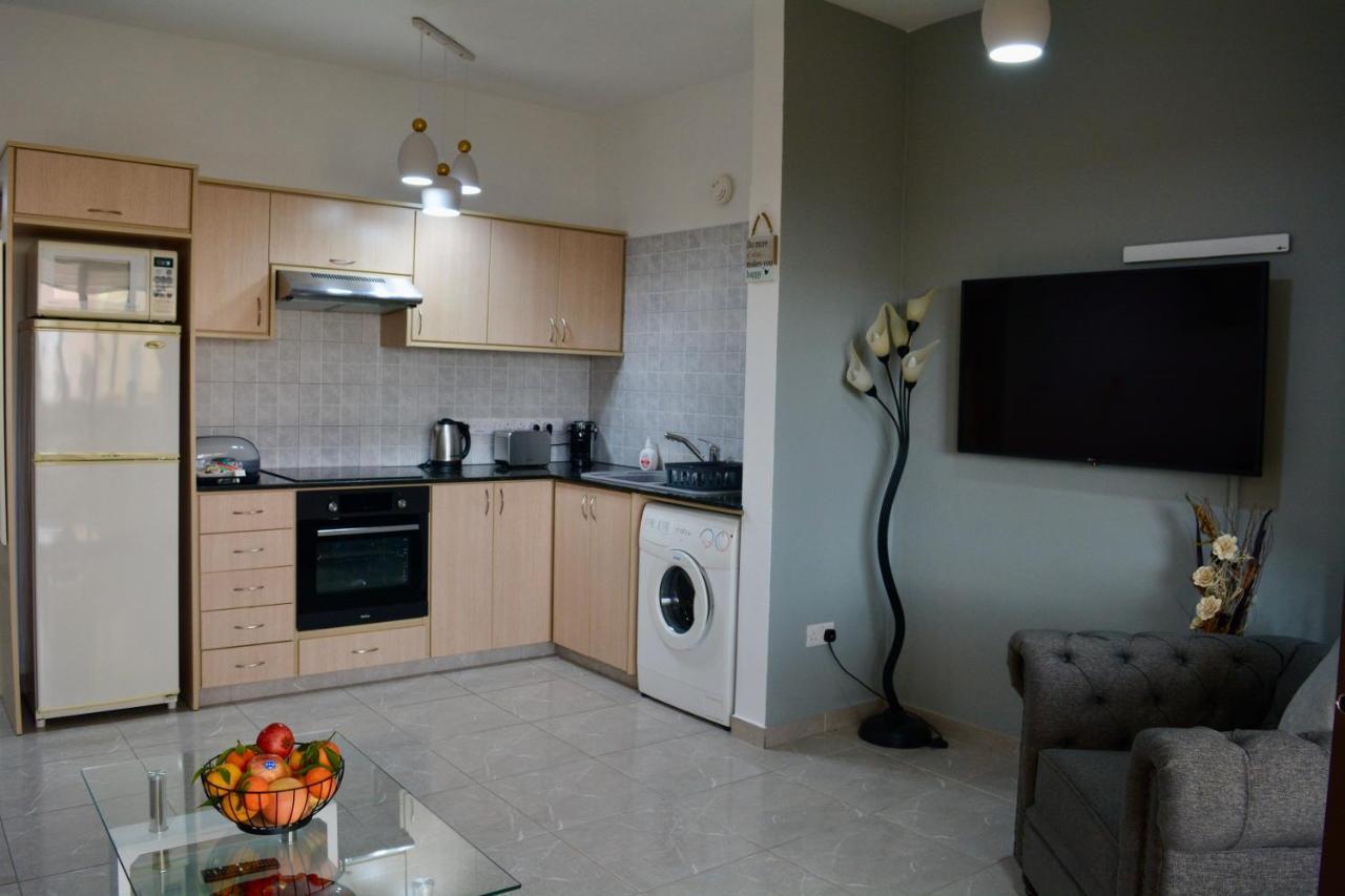 Queens Gardens - Kato Paphos - Next To Kings Ave Mall --- By Yiota Exterior photo